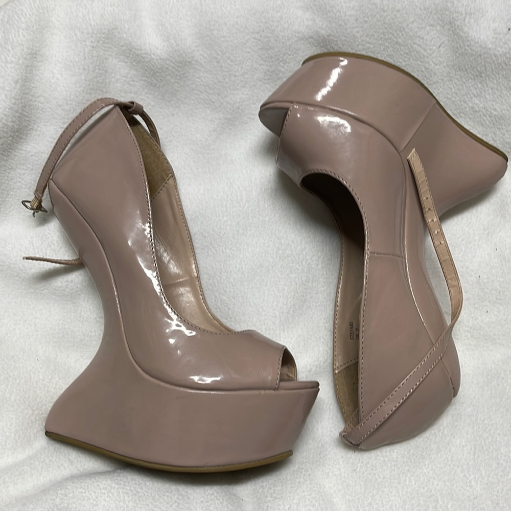 Pre owned Shoedazzle limited edition nude size 7 US